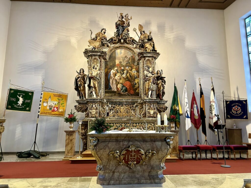 Der Barockaltar kommt nach Natzungen